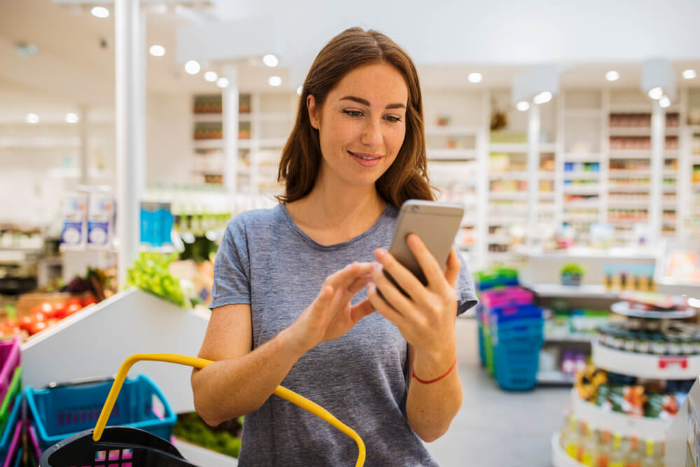 mulher faz compras em sistema de varejo 4.0