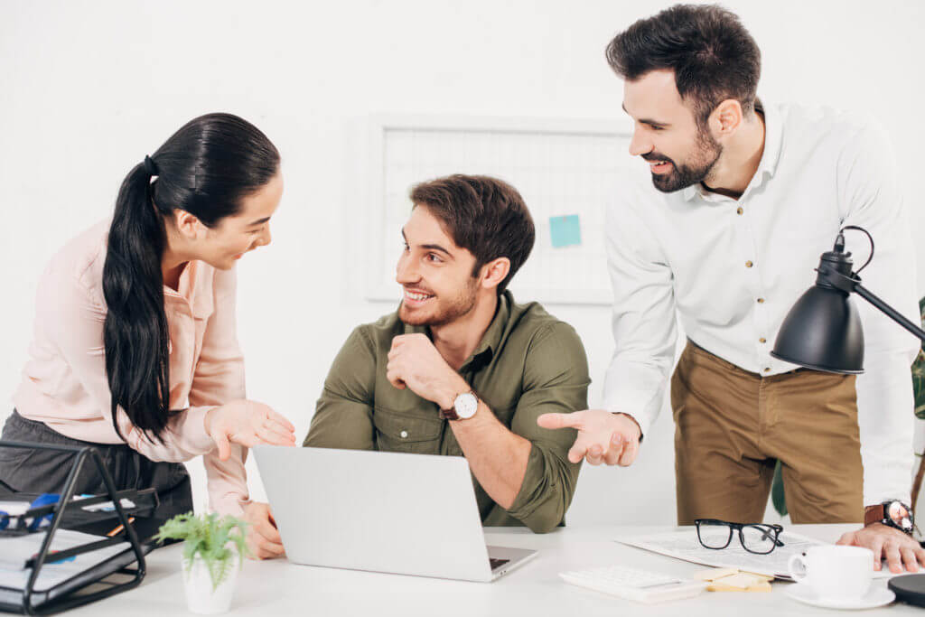 diferença entre estágio e trainee