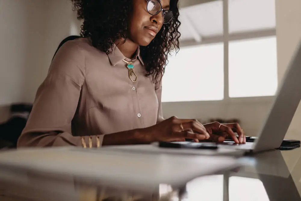 tecnologia como aliada na análise de minutas de contratos